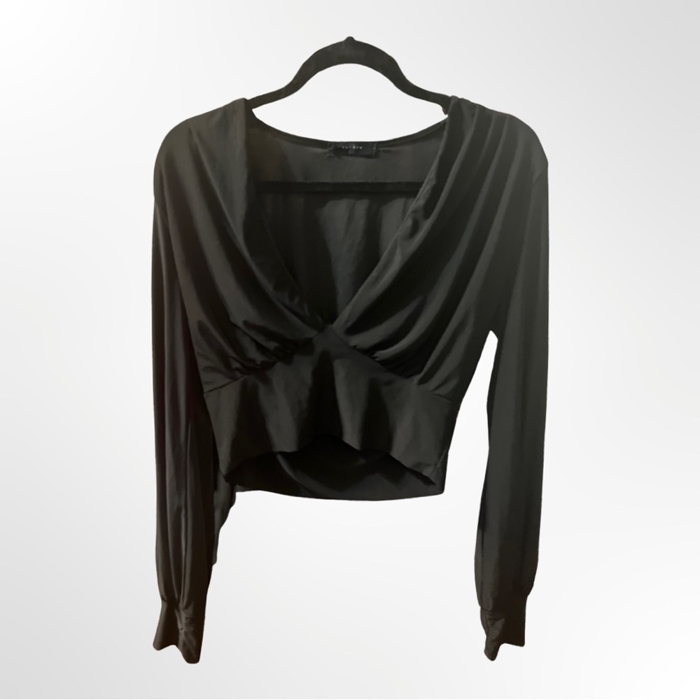 Black v-neck long sleeve crop top